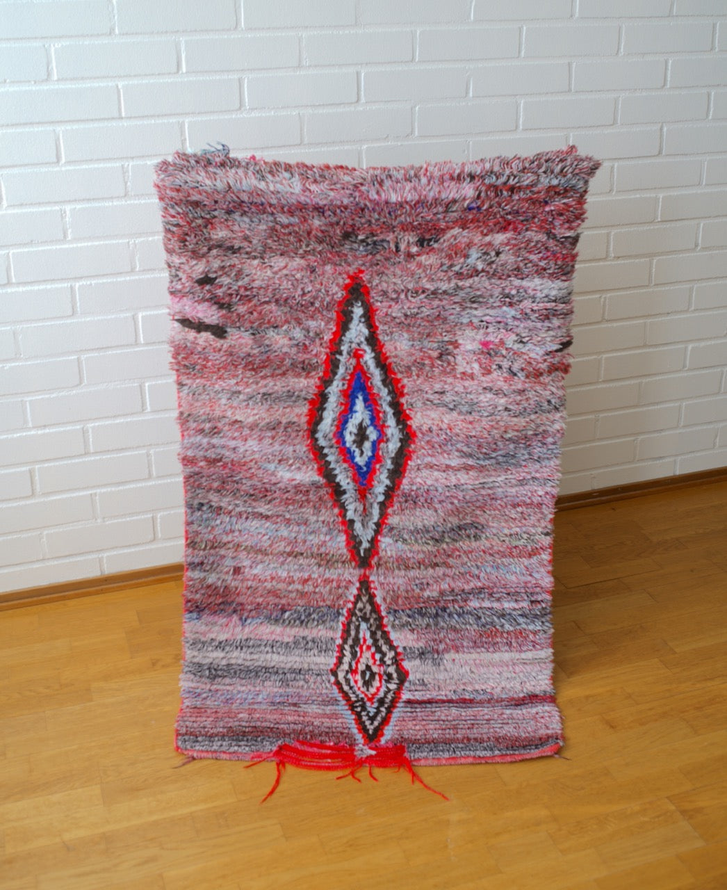 Marokkolainen matto – käsinsolmittu Azilal berbermatto, vaaleanpunainen salmiakkikuvio, 146×84 cm