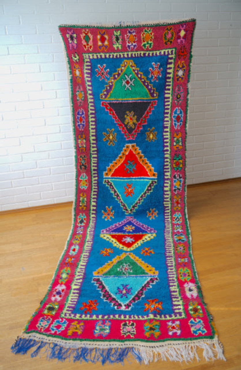 Marokkolainen vintage Azilal käytävämatto 364x118 cm, käsinsolmittu lampaanvillasta berberisymbolein