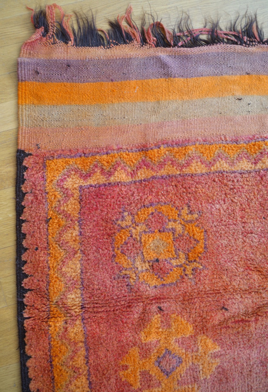 Marokkolaisen vintage maton yksityiskohtia – vuohenkuitu hapsut ja berberisymbolit
