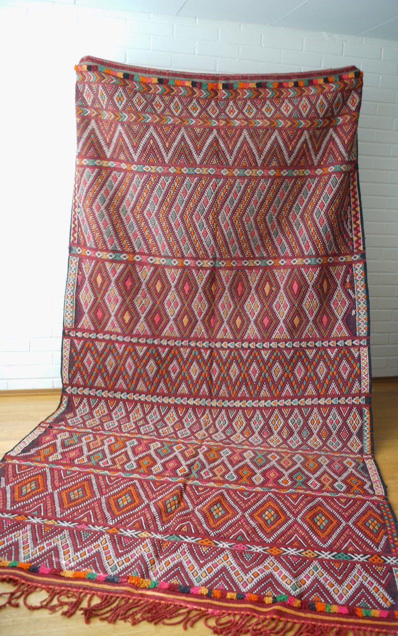 Marokkolainen matto – käsinkudottu vintage Khemisset berbermatto, 370×187 cm, lampaanvillaa